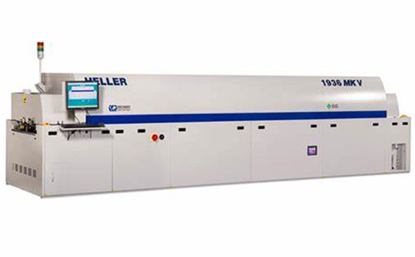 氮?dú)饣亓骱笗?huì)泄露氮?dú)鈫? /> 
</p>
<p>
	<br />
</p>
<p>
	首先，我們需要明確的是，任何涉及氣體使用的工藝都存在一定的氣體泄露風(fēng)險(xiǎn)。氮?dú)饣亓骱敢膊焕狻５獨(dú)庑孤犊赡馨l(fā)生在氮?dú)夤?yīng)設(shè)備、氮?dú)夤艿馈⒒亓骱冈O(shè)備以及它們之間的連接處等多個(gè)環(huán)節(jié)。
</p>
<p>
	<br />
</p>
<p>
	氮?dú)庑孤兜脑蚩赡苡泻芏啵ǖ幌抻谠O(shè)備老化、連接處松動(dòng)、管道破裂、閥門(mén)故障等。這些原因都可能導(dǎo)致氮?dú)庠诨亓骱高^(guò)程中從設(shè)備中泄露出來(lái)。
</p>
<p>
	<br />
</p>
<p>
	氮?dú)庑孤犊赡軒?lái)的問(wèn)題也是不容忽視的。首先，氮?dú)庑孤稌?huì)浪費(fèi)大量的氮?dú)赓Y源，增加生產(chǎn)成本。其次，如果氮?dú)庑孤兜焦ぷ鳝h(huán)境中，可能會(huì)導(dǎo)致工作環(huán)境中的氧氣含量降低，對(duì)人體健康造成威脅。在嚴(yán)重的情況下，高濃度的氮?dú)庑孤渡踔量赡軐?dǎo)致窒息死亡。
</p>
<p>
	<br />
</p>
<p>
	<strong>為了預(yù)防氮?dú)庑孤叮覀兛梢圆扇∫韵麓胧?/strong> 
</p>
<p>
	1、定期檢查設(shè)備：定期對(duì)氮?dú)夤?yīng)設(shè)備、氮?dú)夤艿馈⒒亓骱冈O(shè)備以及它們之間的連接處進(jìn)行檢查，及時(shí)發(fā)現(xiàn)并修復(fù)潛在的問(wèn)題。
</p>
<p>
	2、安裝氣體傳感器：在氮?dú)鈨?chǔ)存罐、管道等關(guān)鍵位置安裝氣體傳感器，以便及時(shí)發(fā)現(xiàn)氮?dú)庑孤恫l(fā)出警報(bào)。
</p>
<p>
	3、嚴(yán)格操作規(guī)范：制定并嚴(yán)格執(zhí)行氮?dú)饣亓骱傅牟僮饕?guī)范，確保操作人員能夠正確、安全地使用設(shè)備。
</p>
<p>
	4、選用高質(zhì)量設(shè)備：在采購(gòu)氮?dú)夤?yīng)設(shè)備、氮?dú)夤艿馈⒒亓骱冈O(shè)備時(shí)，選擇質(zhì)量好、性能穩(wěn)定的產(chǎn)品，以降低泄露風(fēng)險(xiǎn)。
</p>
<p>
	<br />
</p>
<p>
	綜上所述，氮?dú)饣亓骱复_實(shí)存在氮?dú)庑孤兜娘L(fēng)險(xiǎn)。為了確保安全生產(chǎn)和產(chǎn)品質(zhì)量，我們需要采取一系列措施來(lái)預(yù)防氮?dú)庑孤兜陌l(fā)生。
</p>
<p>
	<br />
</p>
<p>
	深圳市托普科實(shí)業(yè)有限公司主營(yíng)SMT整線設(shè)備解決方案服務(wù)，代理全新進(jìn)口HELLER MK7 <a href=